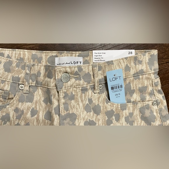 ⭐NWT⭐ < LOFT > Frayed High Rise Kick Crop Jeans - Picture 6 of 16